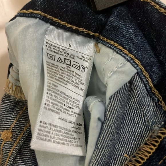 Size 6 Old Navy Dark-Wash Cuffed Denim Shorts - Picture 4 of 4